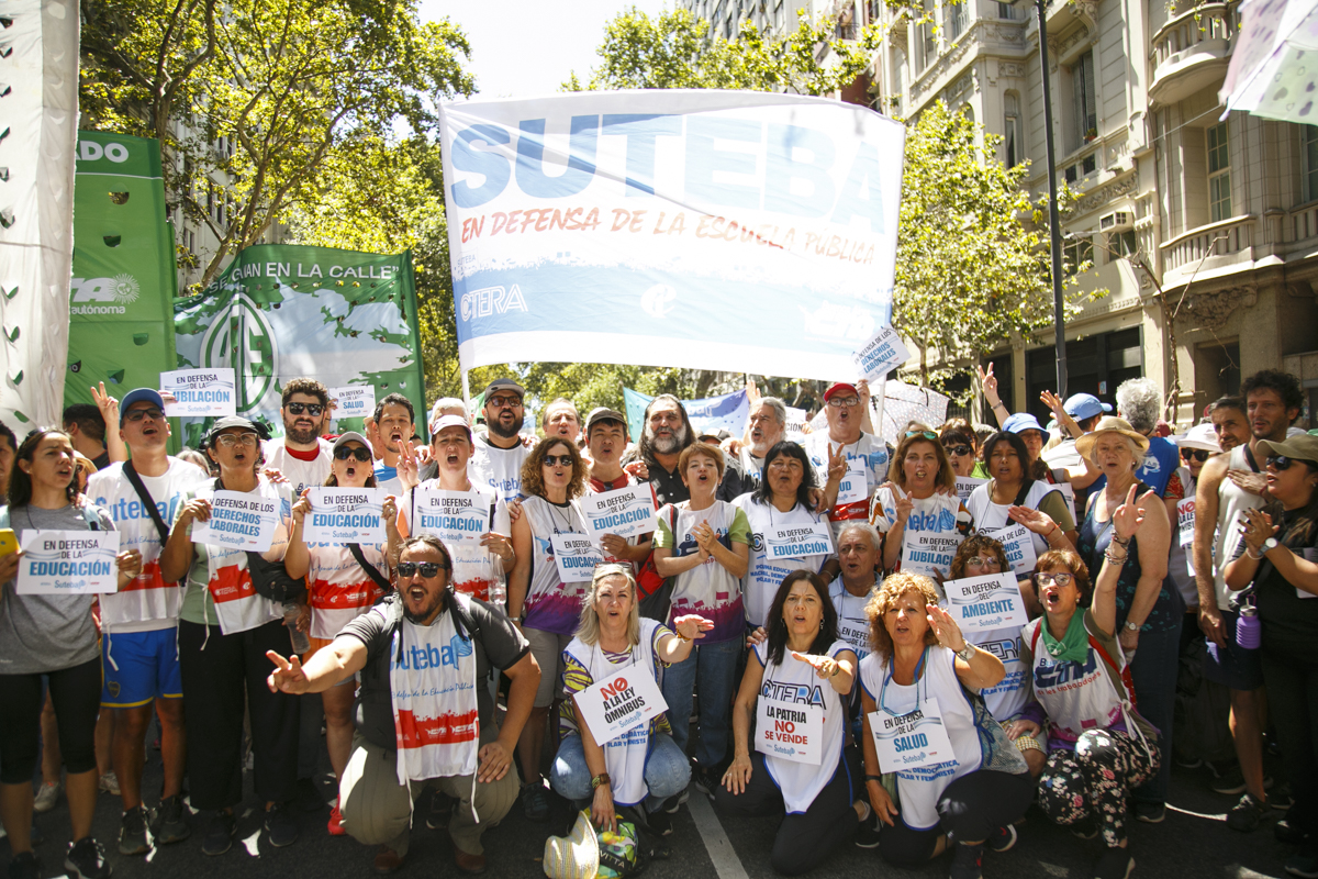 JORNADA NACIONAL DE LUCHA: MASIVO PARO Y MOVILIZACIÓN EN CONTRA DEL DNU DE MILEI Y LA LEY ÓMNIBUS
