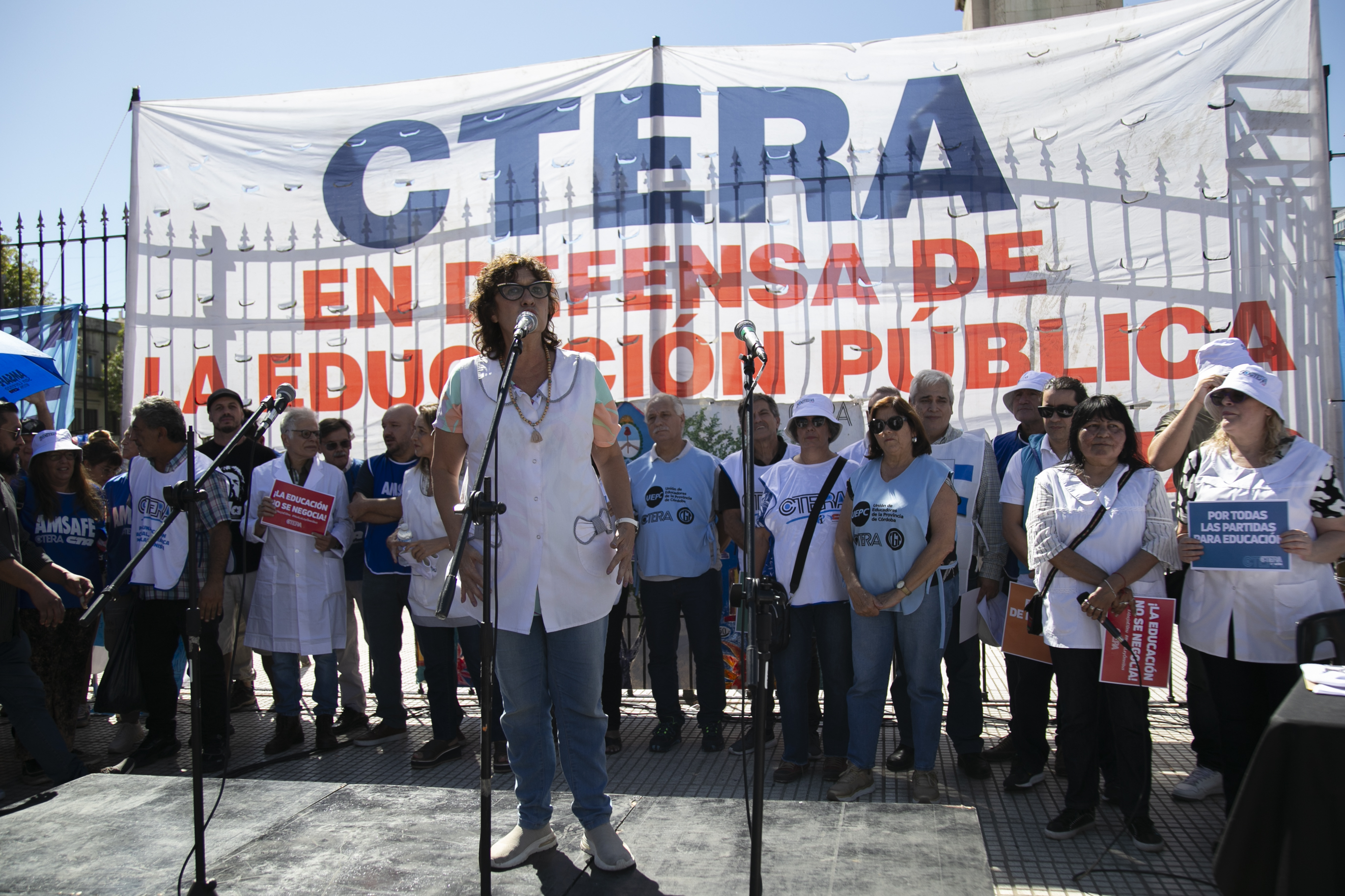 SUTEBA PRESENTE FRENTE AL CONGRESO: ¡LA EDUCACIÓN PÚBLICA SE DEFIENDE!