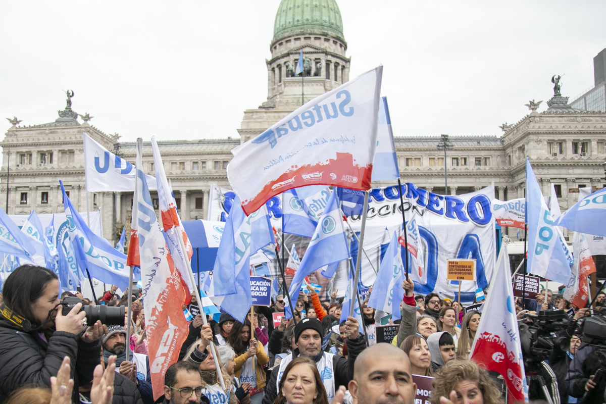 ALTÍSIMA ADHESIÓN AL PARO NACIONAL DOCENTE - JUNTO A LA CTERA, CONCENTRAMOS FRENTE AL CONGRESO