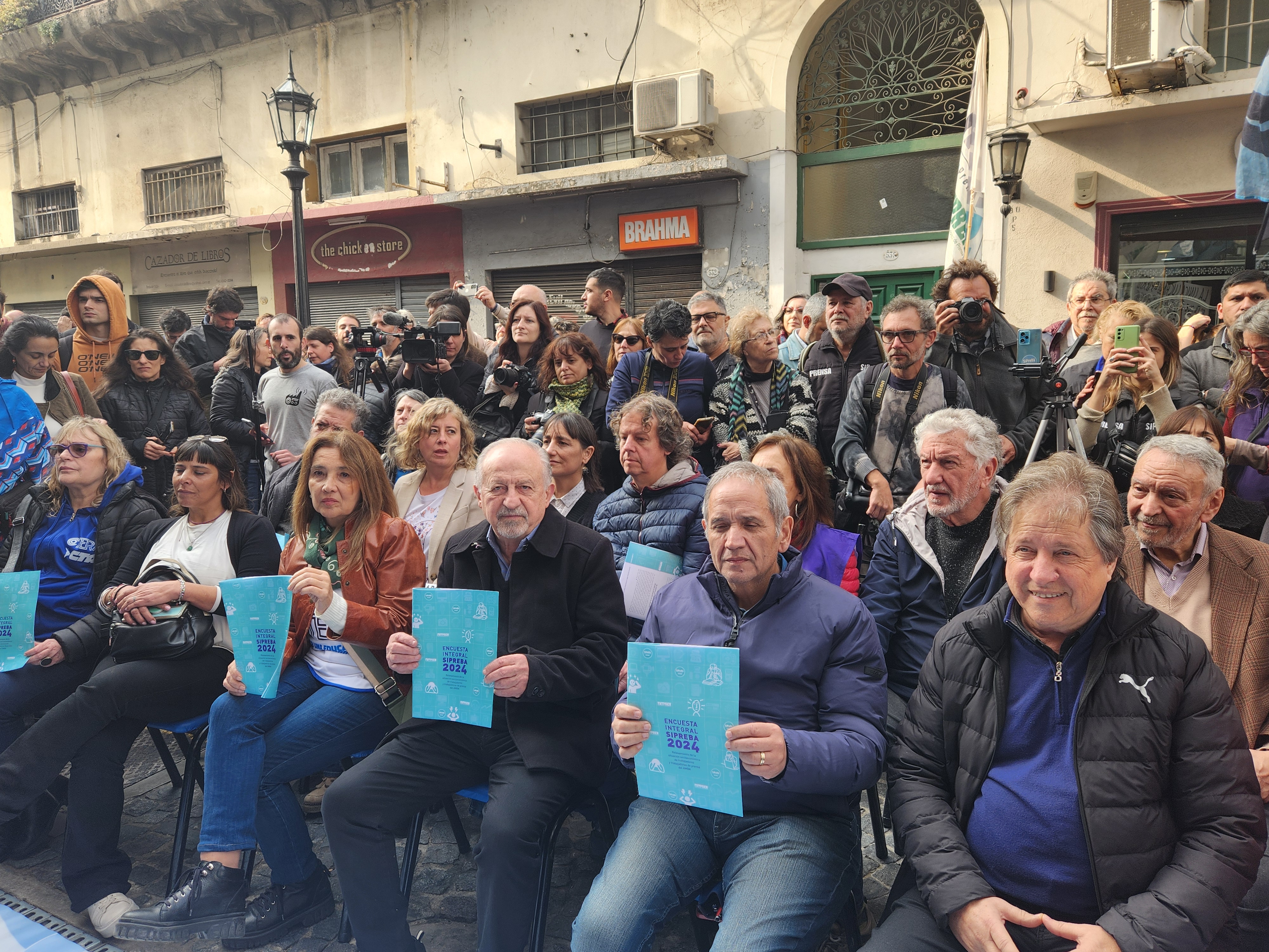 EN EL DÍA DE LXS PERIODISTAS: ACOMPAÑAMOS LA LUCHA DE LXS TRABAJADORXS DE TÉLAM