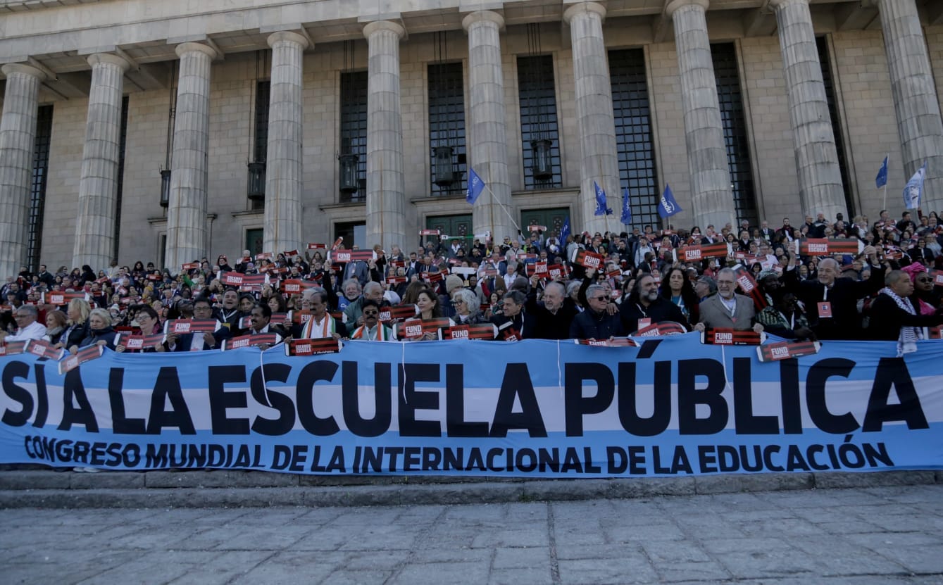 BANDERAZO DE LAS Y LOS DOCENTES DEL MUNDO EN DEFENSA DE LA EDUCACIÓN PÚBLICA