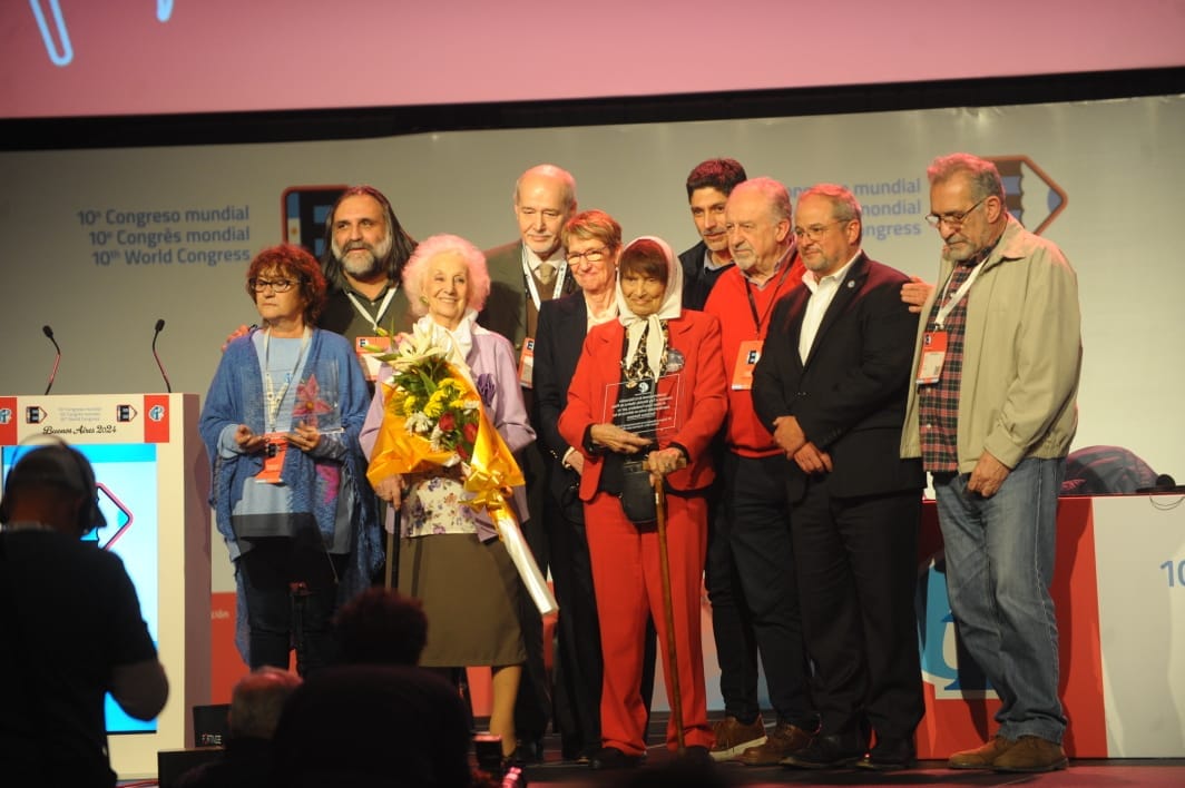 EMOTIVO HOMENAJE DE LA INTERNACIONAL DE LA EDUCACIÓN A LAS ABUELAS Y MADRES DE PLAZA DE MAYO