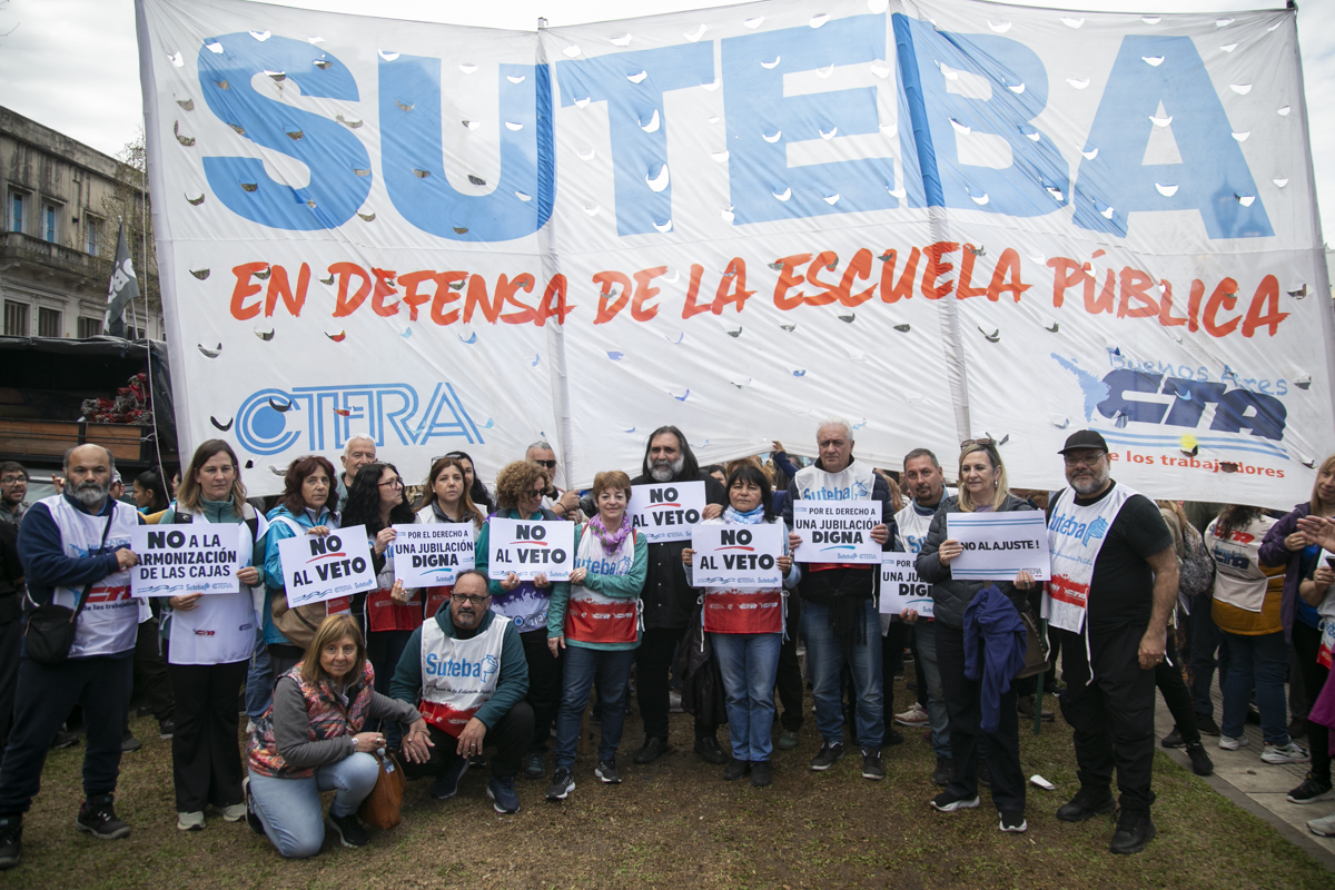 JUNTO A LA CTERA Y LA CTA, EL SUTEBA MOVILIZÓ AL CONGRESO EN REPUDIO AL VETO A LA MOVILIDAD JUBILATORIA