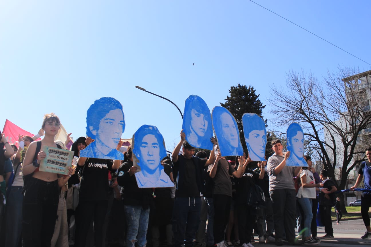 ¡A 48 AÑOS, LOS LÁPICES SIGUEN ESCRIBIENDO NUNCA MÁS!