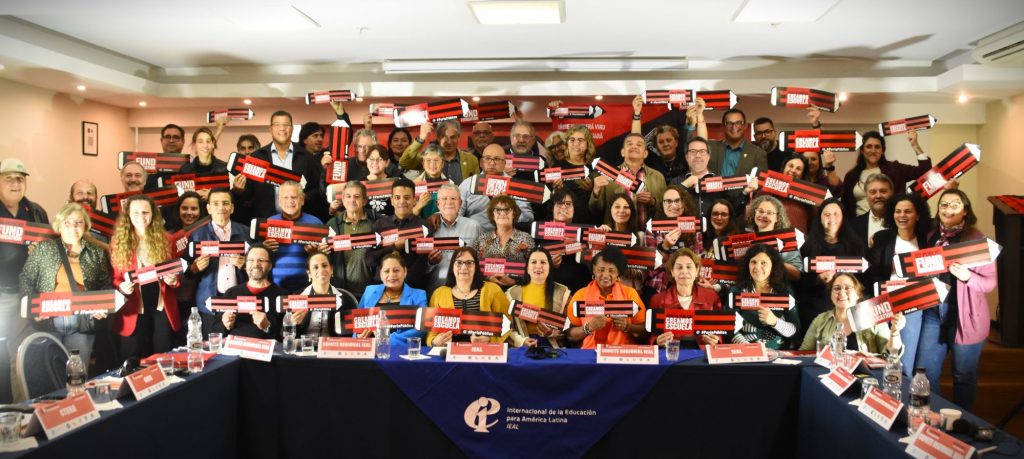 EL FINANCIAMIENTO DE LA EDUCACIÓN PÚBLICA Y LA PROFESIÓN DOCENTE EN AMÉRICA LATINA