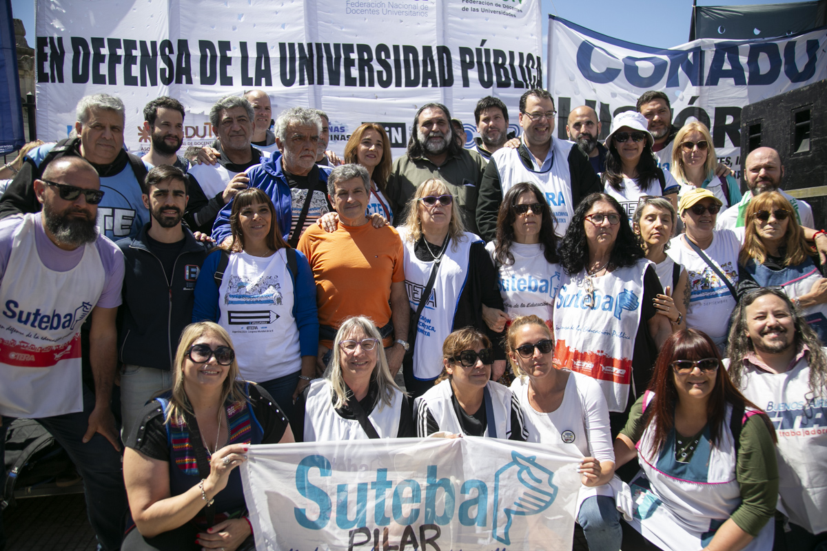 ¡NO AL VETO DE MILEI! DOCENTES Y ESTUDIANTES FRENTE AL CONGRESO POR LA EDUCACIÓN PÚBLICA