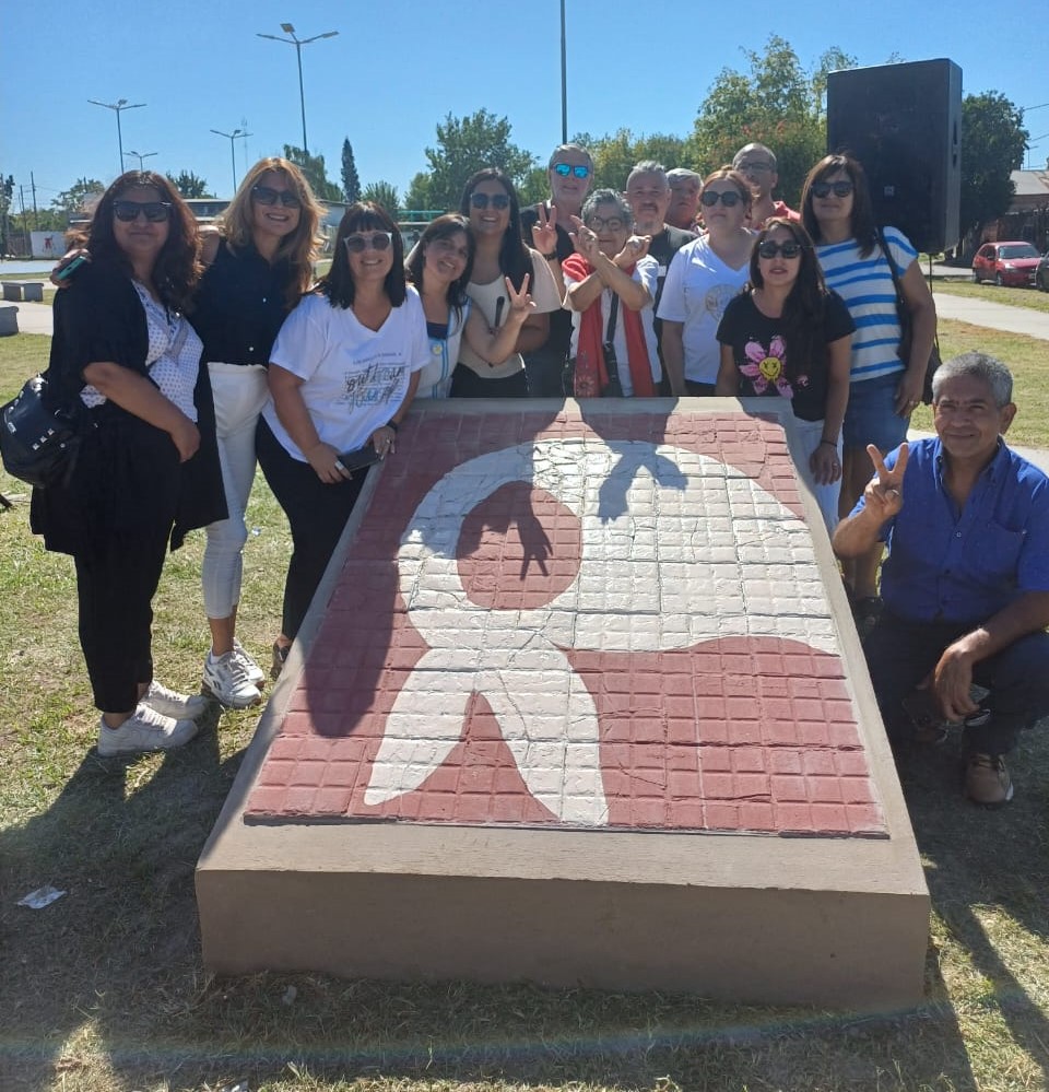 EL SUTEBA JOSÉ C. PAZ RECUPERA UNA BALDOSA HISTÓRICA DE PLAZA DE MAYO: EDUCAR PARA EL NUNCA MÁS