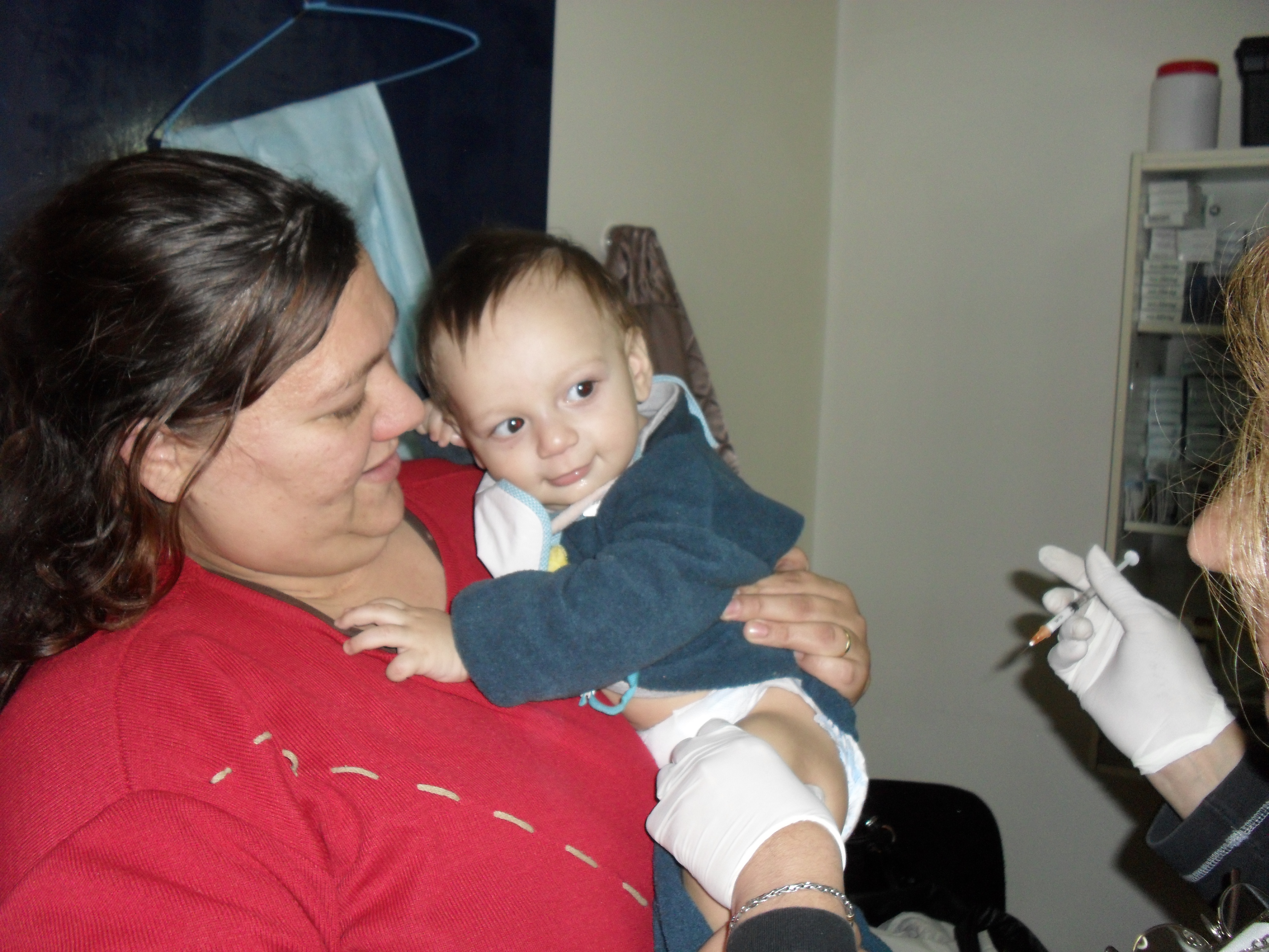 EN NUESTRO CENTRO DE SALUD "CARLOS CASSINELLI" ESTAMOS VACUNANDO GRATUITAMENTE