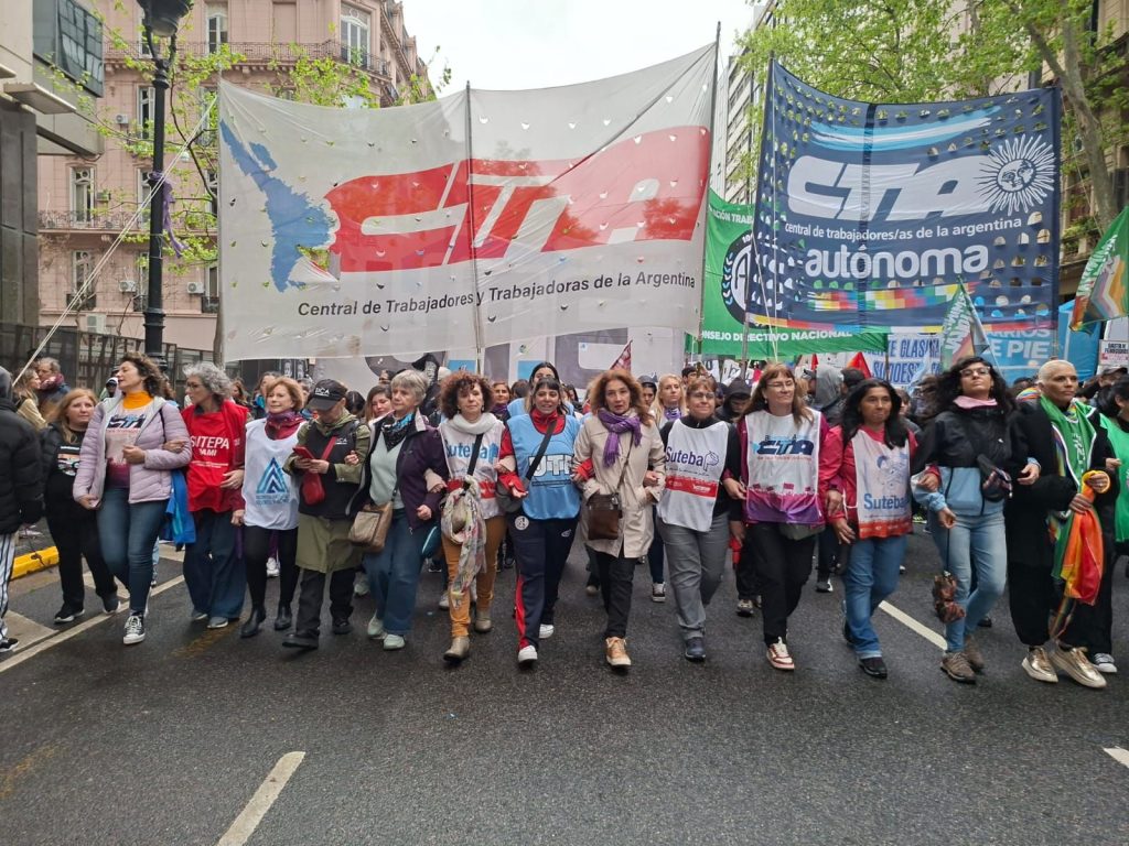 LA CTERA Y LA CTA-T SE MOVILIZARON DE CONGRESO A PLAZA DE MAYO Y EN TODO EL PAÍS, PARA EXIGIR JUSTICIA POR EL TRIPLE FEMICIDIO