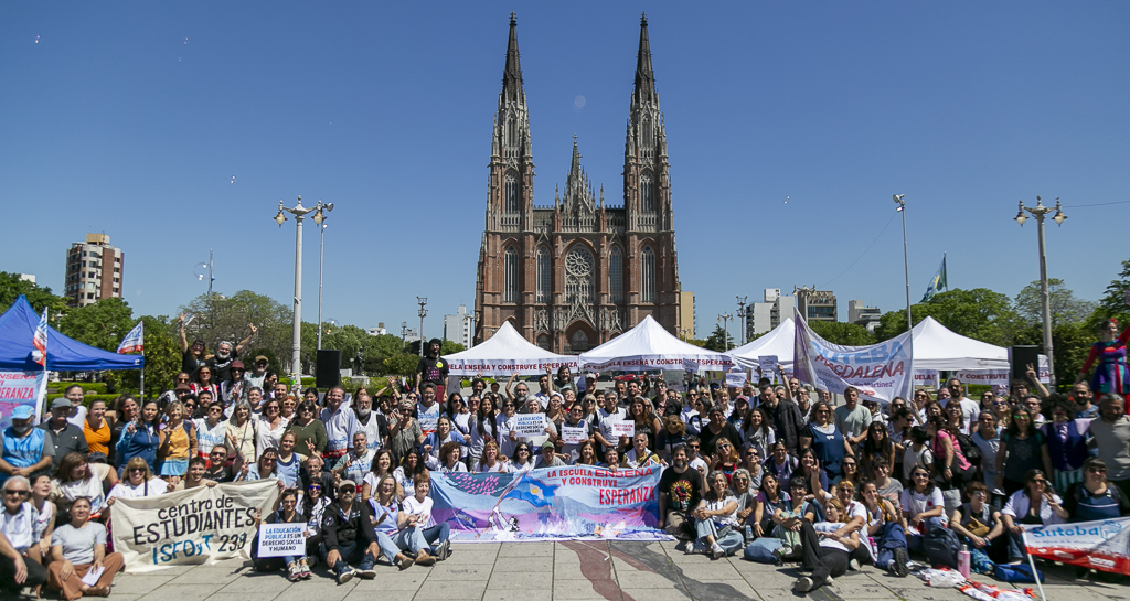 POR LA JORNADA NACIONAL DE LUCHA DE CTERA LOS GUARDAPOLVOS VISTIERON LA PROVINCIA