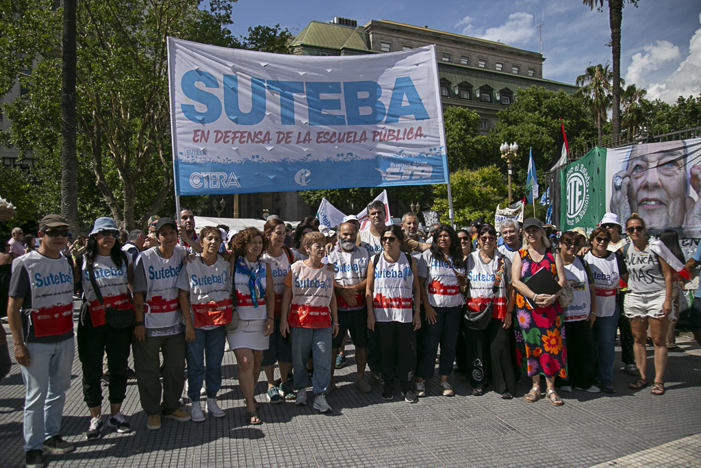 CON LAS MADRES Y LAS ABUELAS, POR LA DEMOCRACIA Y LA JUSTICIA SOCIAL