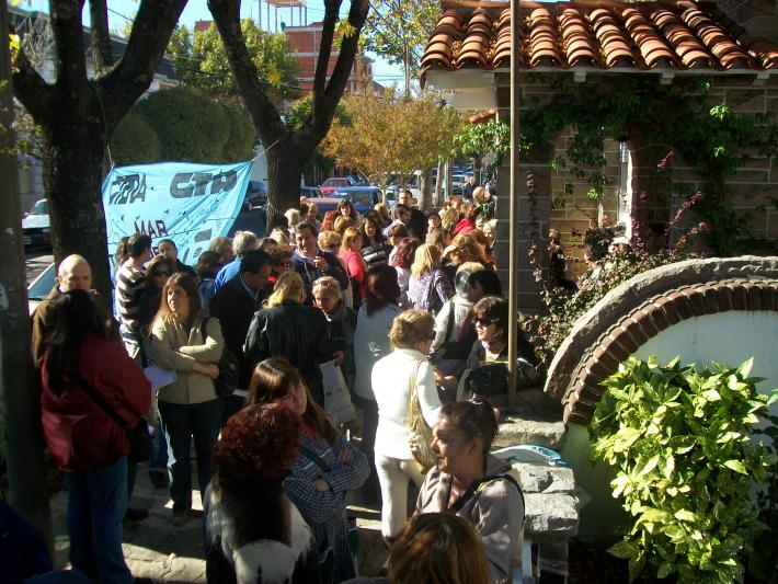 MAR DEL PLATA: EL FRENTE GREMIAL DOCENTE SE MOVILIZÓ A LA PRESTATARIA DE RECONOCIMIENTOS MÉDICOS 