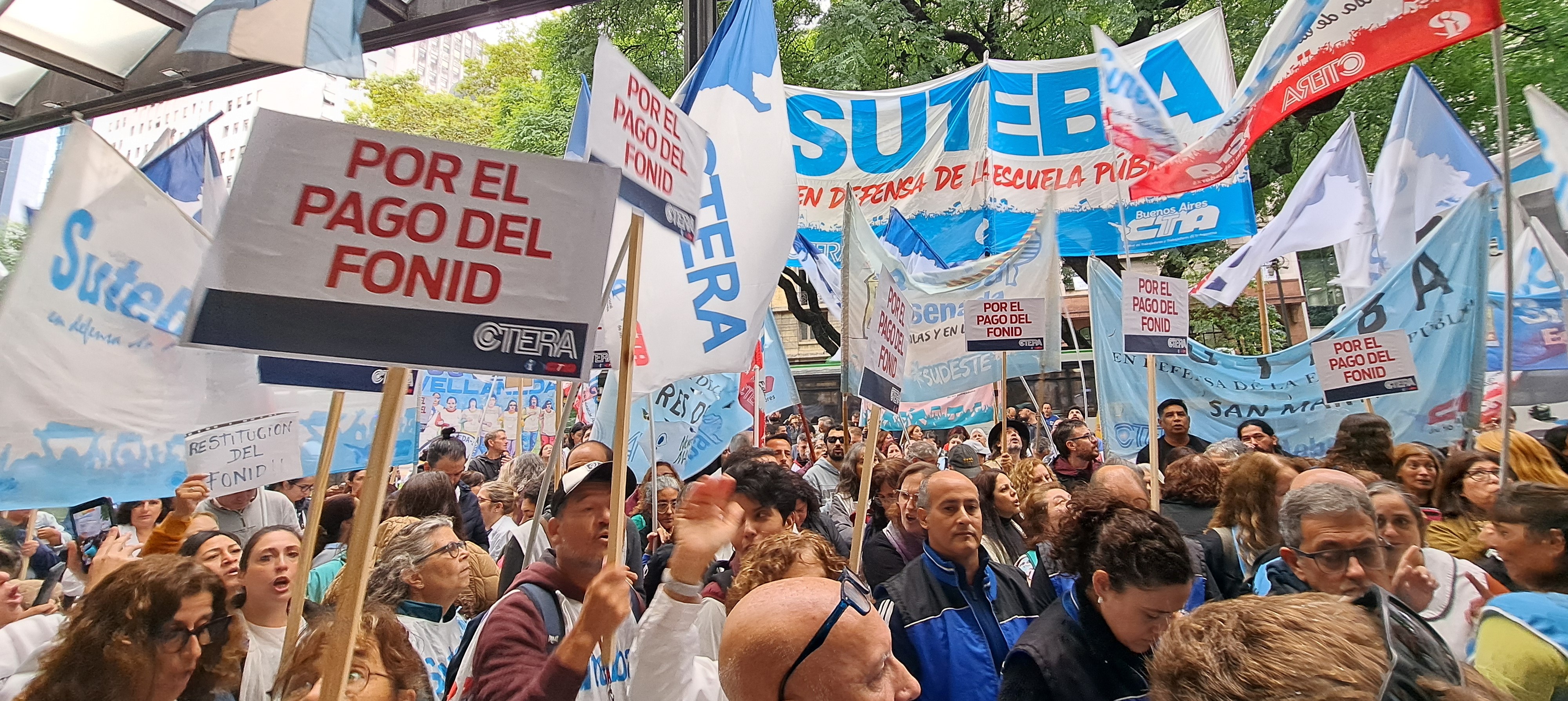 FUERTE MOVILIZACIÓN FRENTE A LA SECRETARÍA DE TRABAJO PARA EXIGIR UNA PARITARIA NACIONAL JUSTA