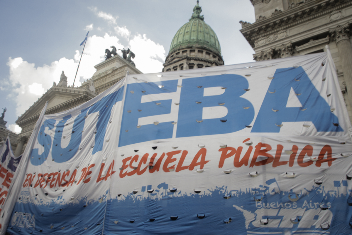 ANTE LOS EPISODIOS DE VIOLENCIA, DECIMOS: LA ESCUELA SOLA NO PUEDE NI DEBE