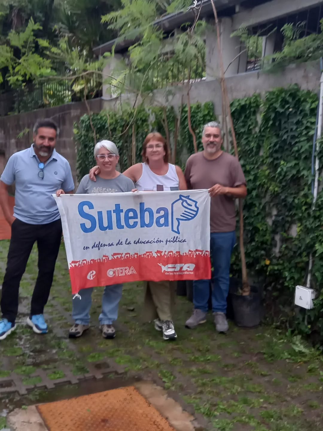 ENTREGA DE ÁRBOLES PARA PLANTAR LA MEMORIA EN LAS ESCUELAS