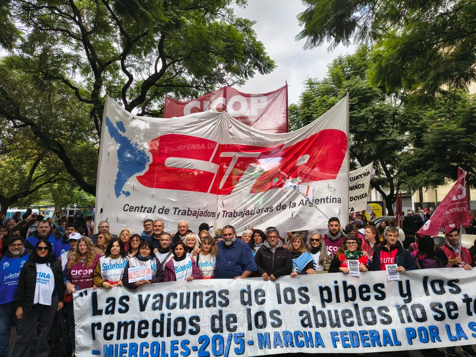 SUTEBA PRESENTE EN LA MARCHA FEDERAL EN DEFENSA DE LA SALUD PÚBLICA