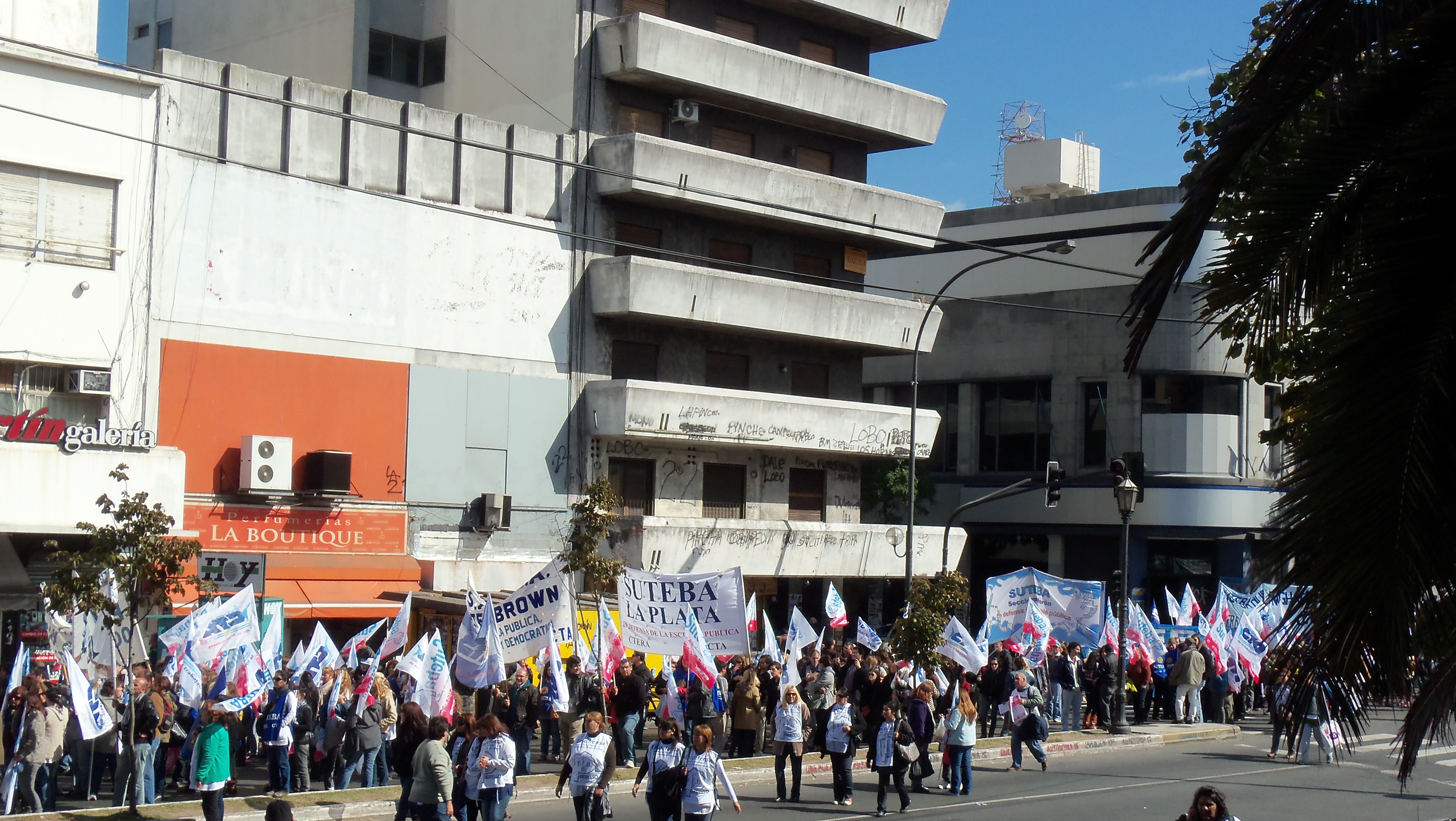 EL SUTEBA LA PLATA EN LA MASIVA MOVILIZACIÓN POR LA ELIMINACIÓN DE LOS TOPES EN LAS ASIGNACIONES FAMILIARES 