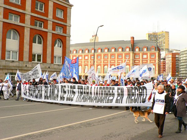 EL SUTEBA LA PLATA ACOMPAÑÓ LA MOVILIZACIÓN DE LOS FILETEROS EN MAR DEL PLATA