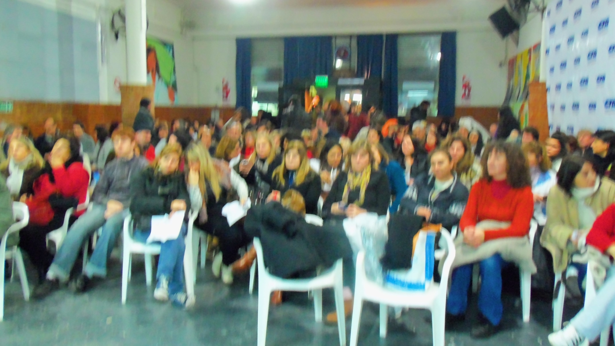 LOS DOCENTES DE LA PLATA POR AMPLÍSIMA MAYORÍA RATIFICARON LAS MEDIDAS DE FUERZA