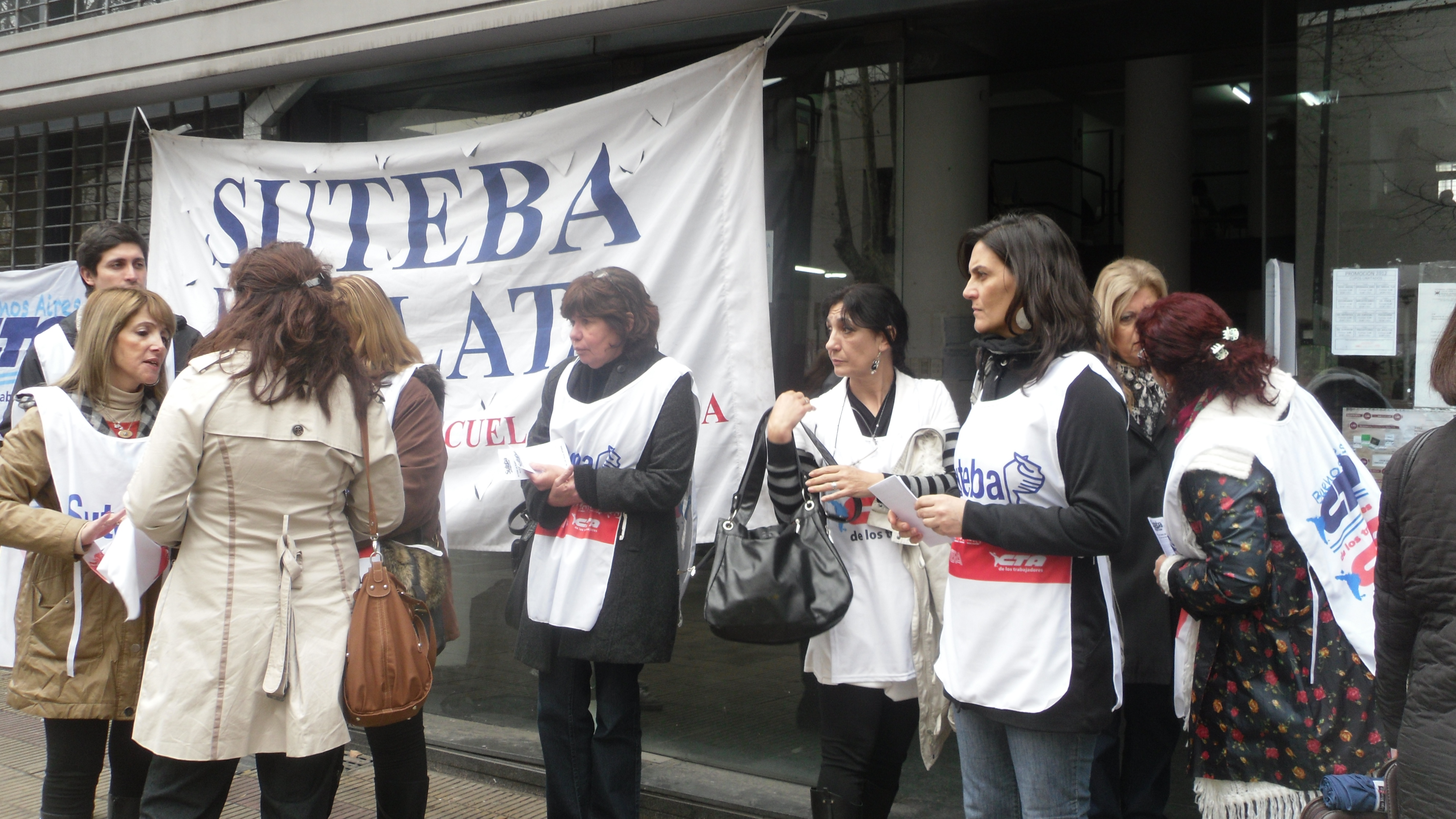 SUTEBA LA PLATA DE PIE, NI UN PASO ATRÁS. TOMA DE LA SAD