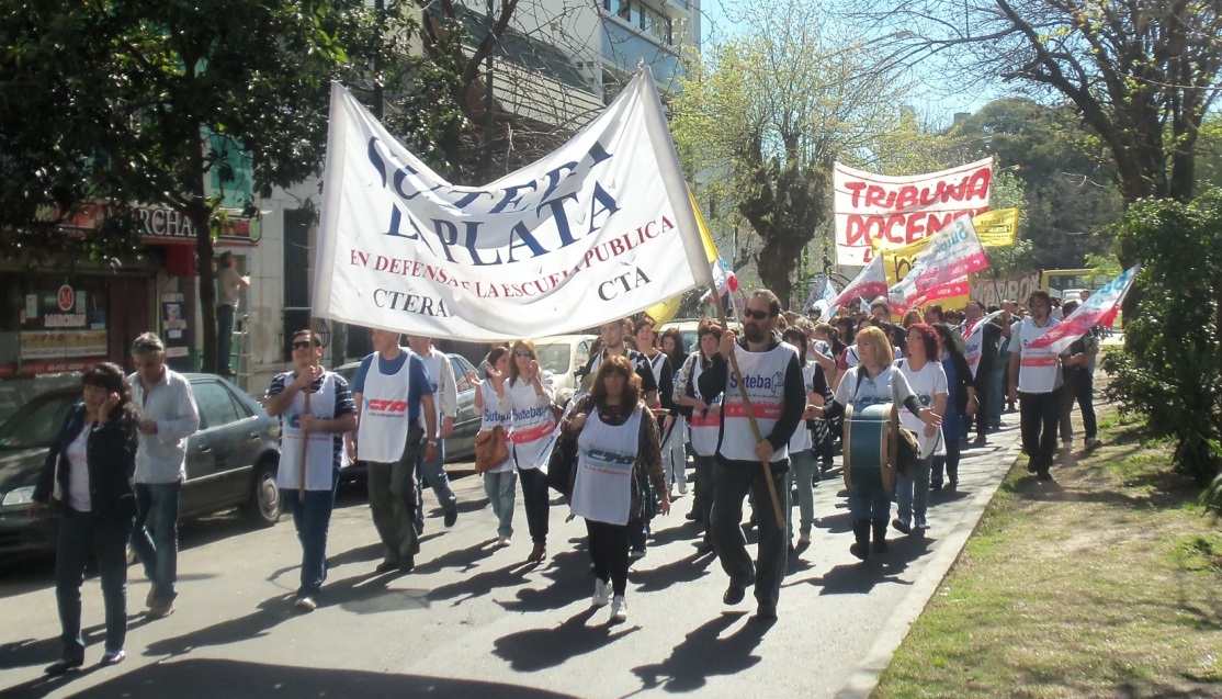 SUTEBA LA PLATA DE PIE: MOVILIZACION A LA DGCYE