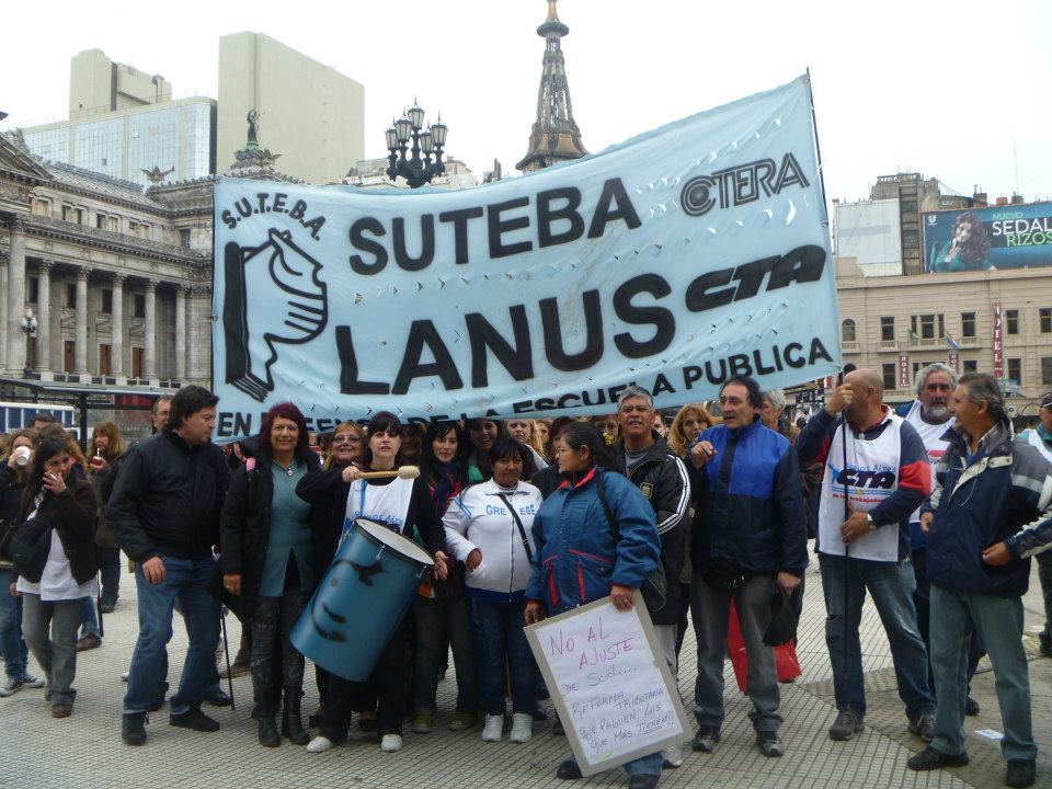 MILES DE DOCENTES MARCHARON PARA DECIR NO A LOS RECORTES EN INSFRAESTRUCTURA EN LAS ESCUELAS DE LA PROVINCIA DE BUENOS AIRES