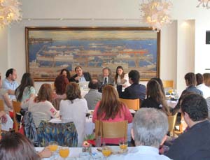 C. Dejours, derecha. Doctor Jorge Kohen a la izquierda.