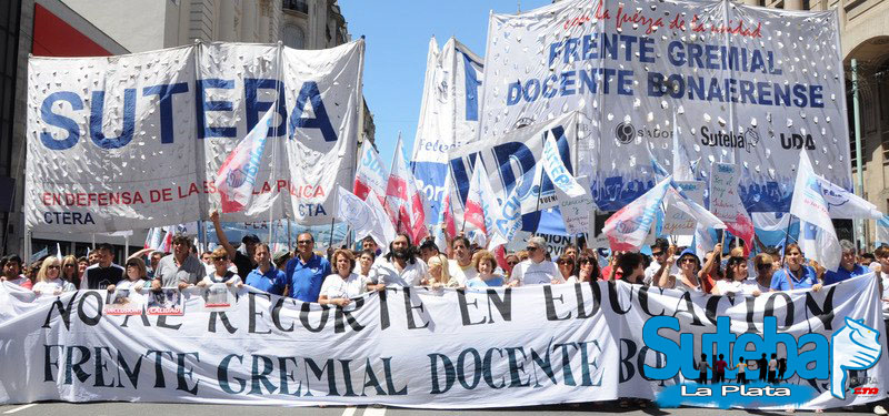  SUTEBA LA PLATA EN LA MASIVA MOVILIZACIÓN A LA CASA DE LA PROVINCIA