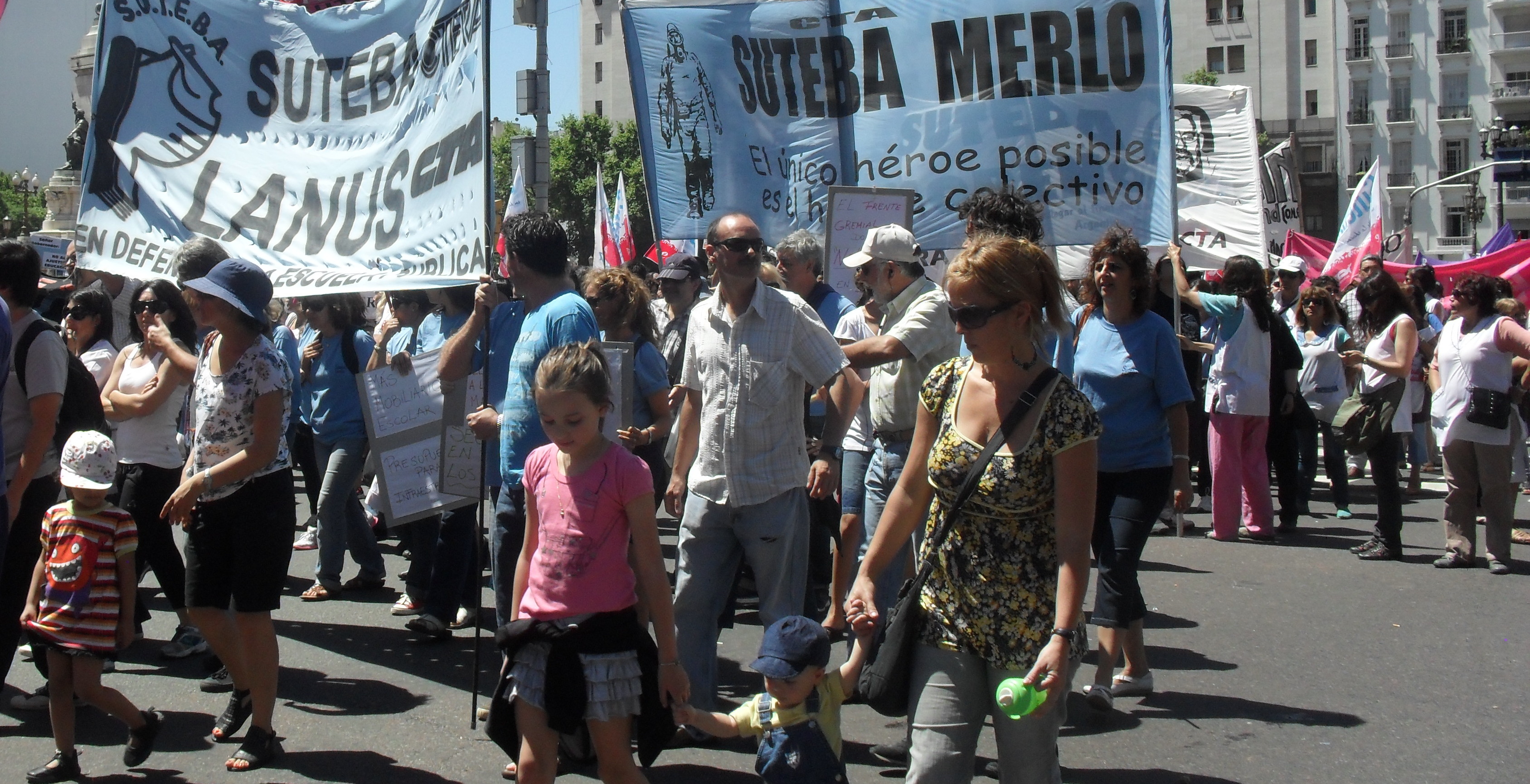 MASIVA MOVILIZACIÓN DEL SUTEBA Y EL FGDB A LA CASA DE LA PCIA