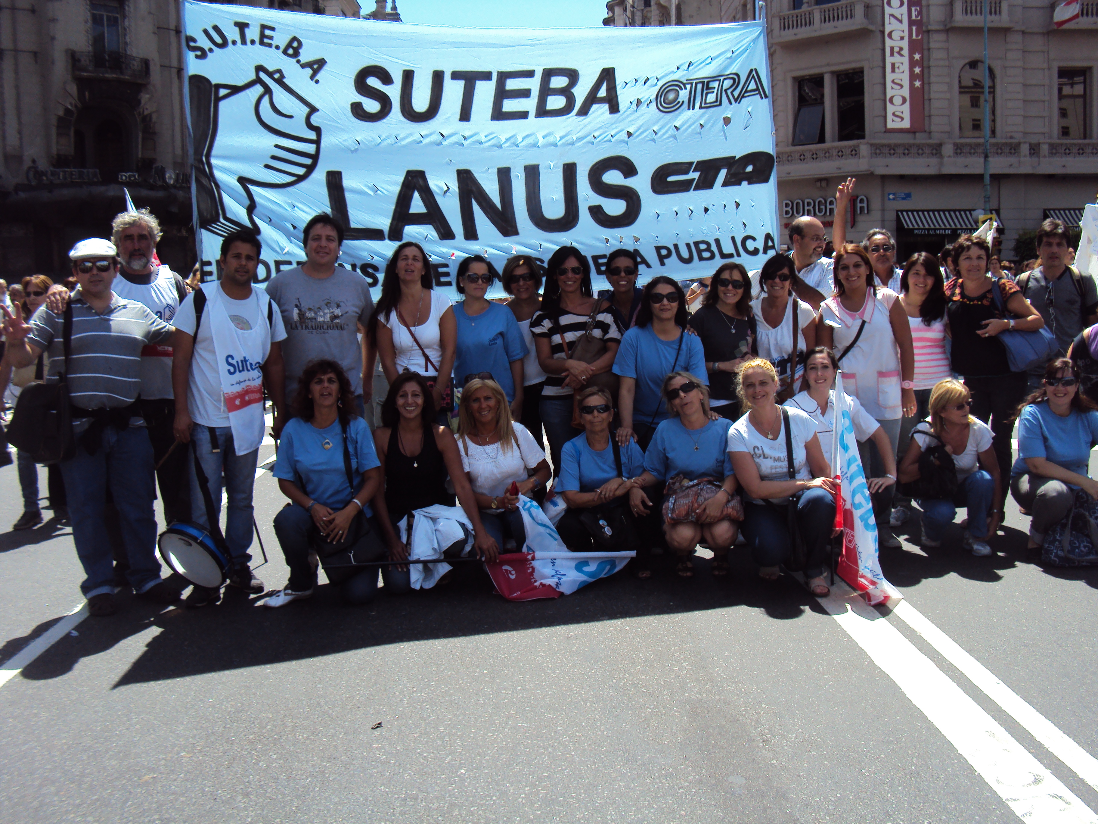 MáS DE 10.000 DOCENTES MARCHARON A LA CASA DE LA PROVINCIA ANTE EL RECHAZO DE LA PROPUESTA DEL GOBIERNO PROVINCIAL