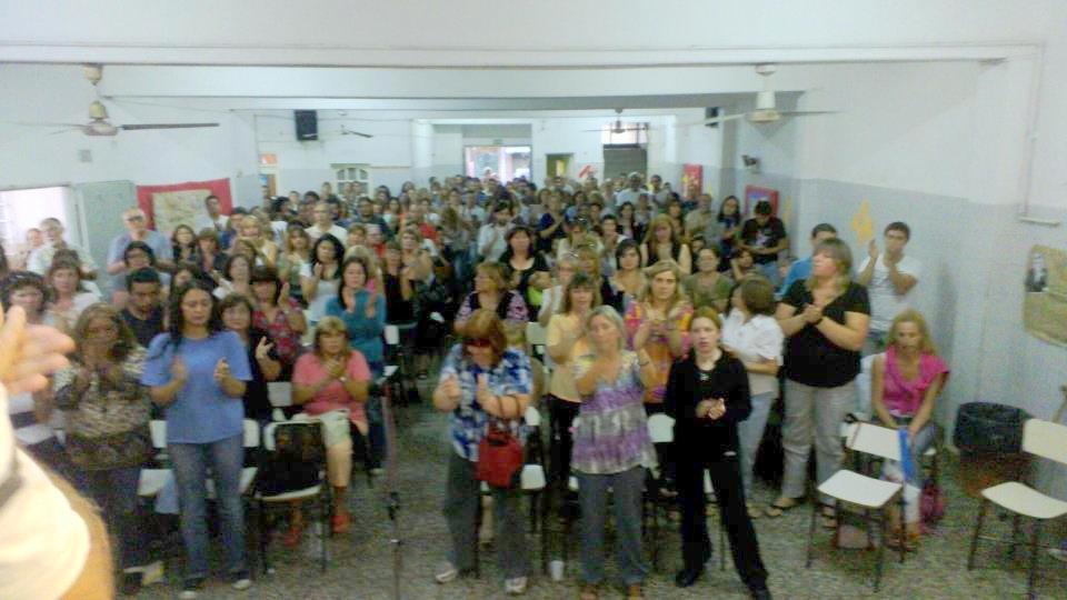 EN LA ASAMBLEA DE LANÚS LOS AFILIADOS VOTARON Y DECIDIERON POR AMPLÍSIMA MAYORÍA LA  CONTINUIDAD EL PLAN DE LUCHA EN LA PROVINCIA DE BUENOS AIRES.