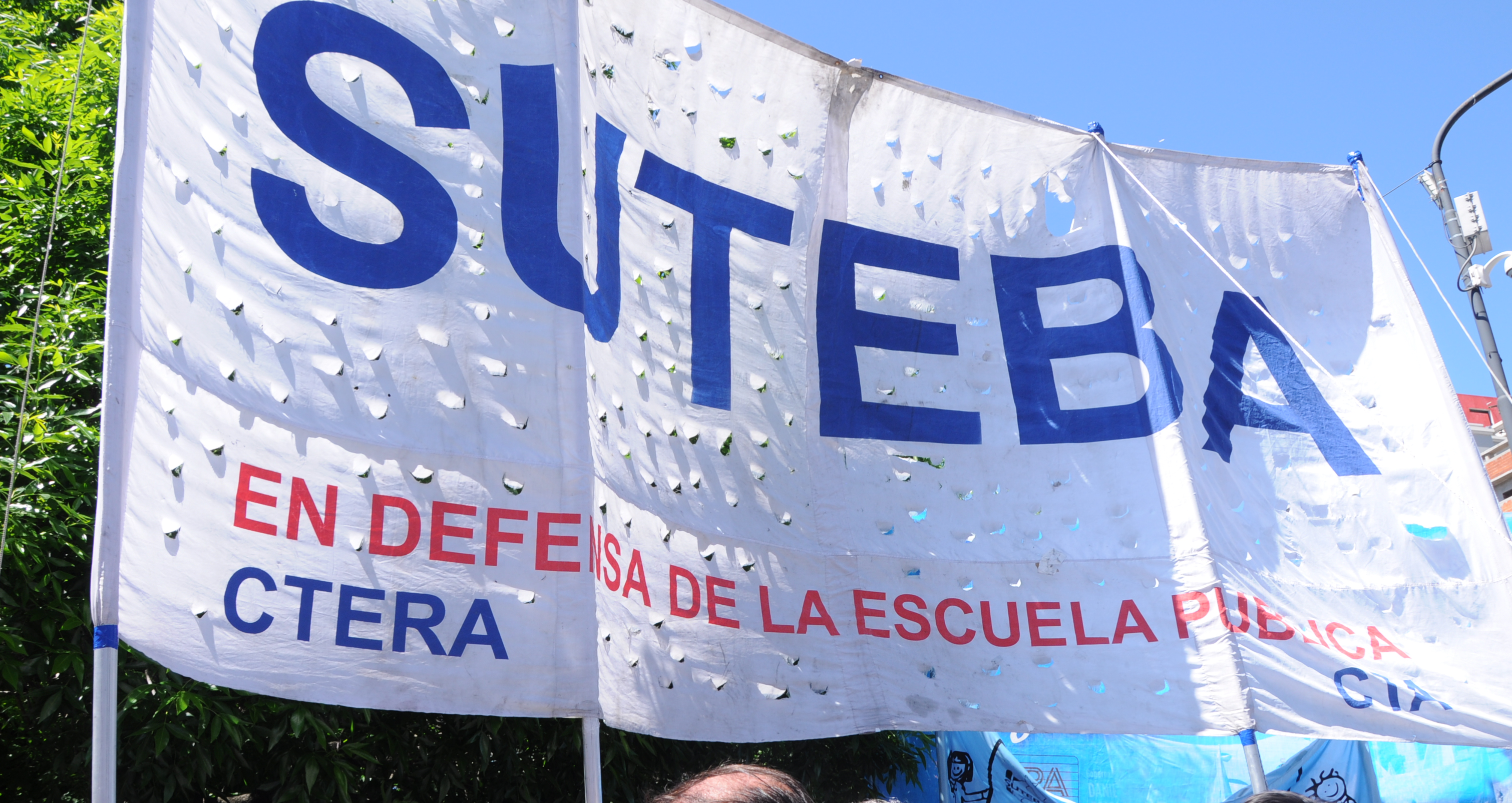 SUTEBA CONTINÚA EL FUERTE RECLAMO POR SALARIOS ADEUDADOS, INFRAESTRUCTURA, ASIGNACIONES FAMILIARES, IOMA Y PRESTATARIAS