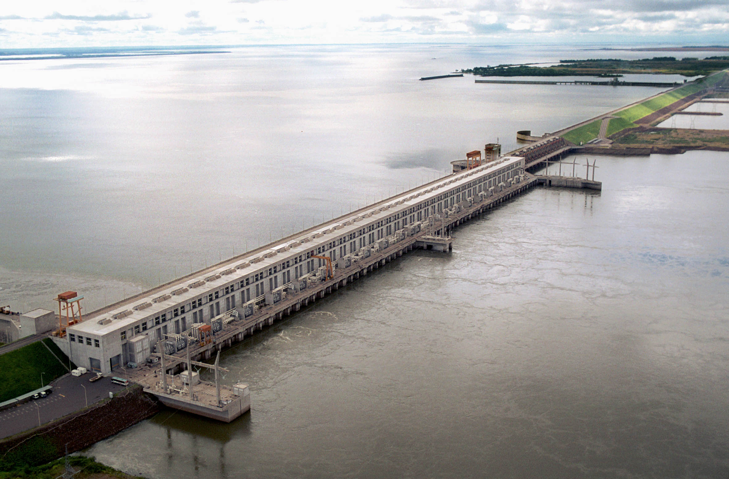 25 DE FEBRERO: INAUGURACIÓN DE LA REPRESA BINACIONAL "YACIRETÁ"