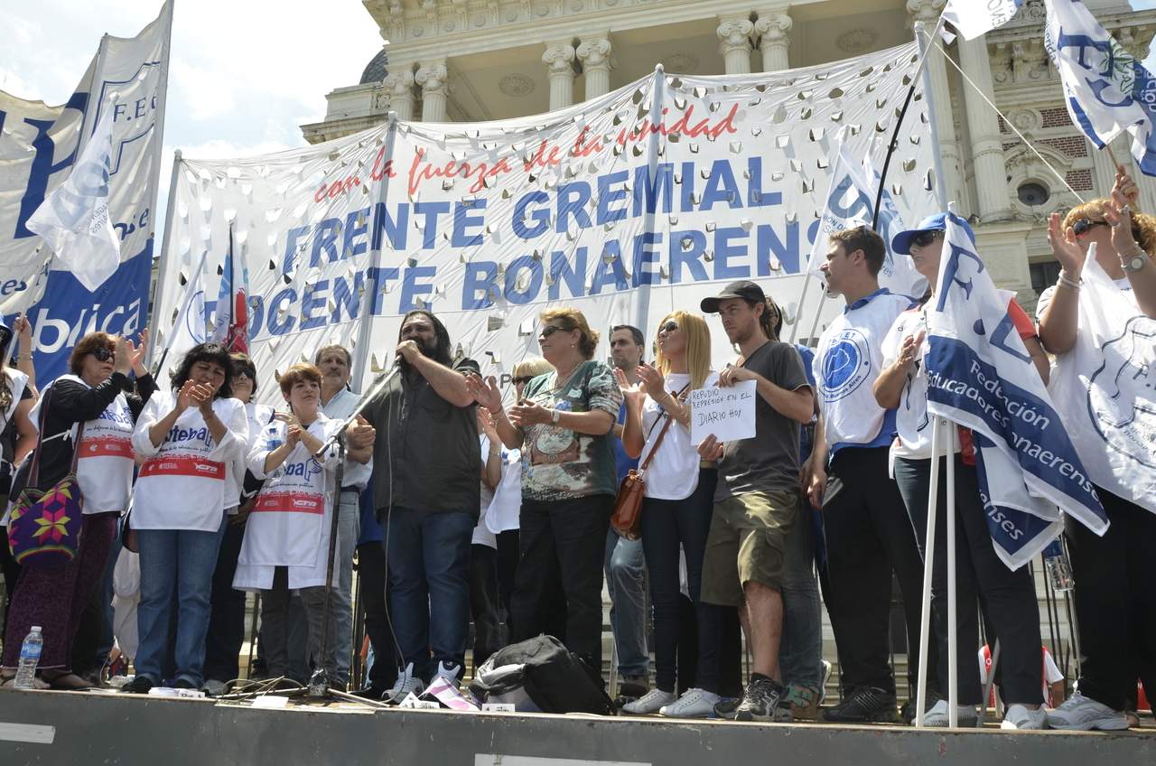 MÁS DE 10.000 DOCENTES SE MOVILIZARON POR AUMENTO DEL PRESUPUESTO EDUCATIVO
