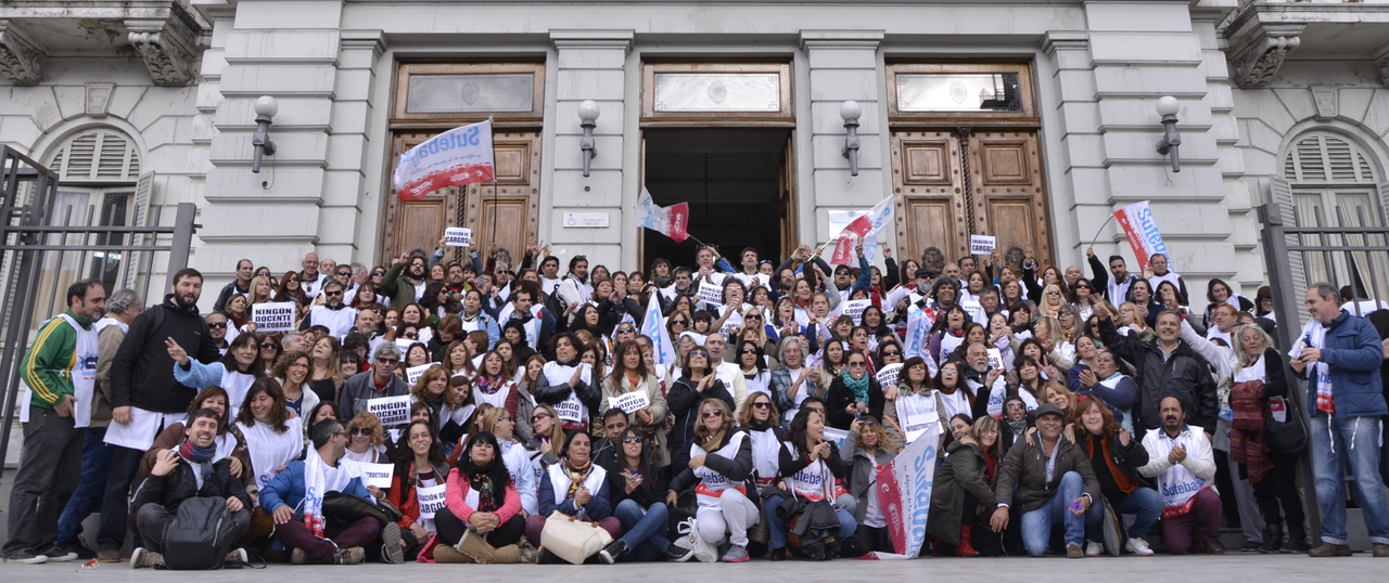 FIRME MANIFESTACIÓN DEL SUTEBA FRENTE A TRIBUNALES DE LA PLATA POR EL NO COBRO DE SALARIOS