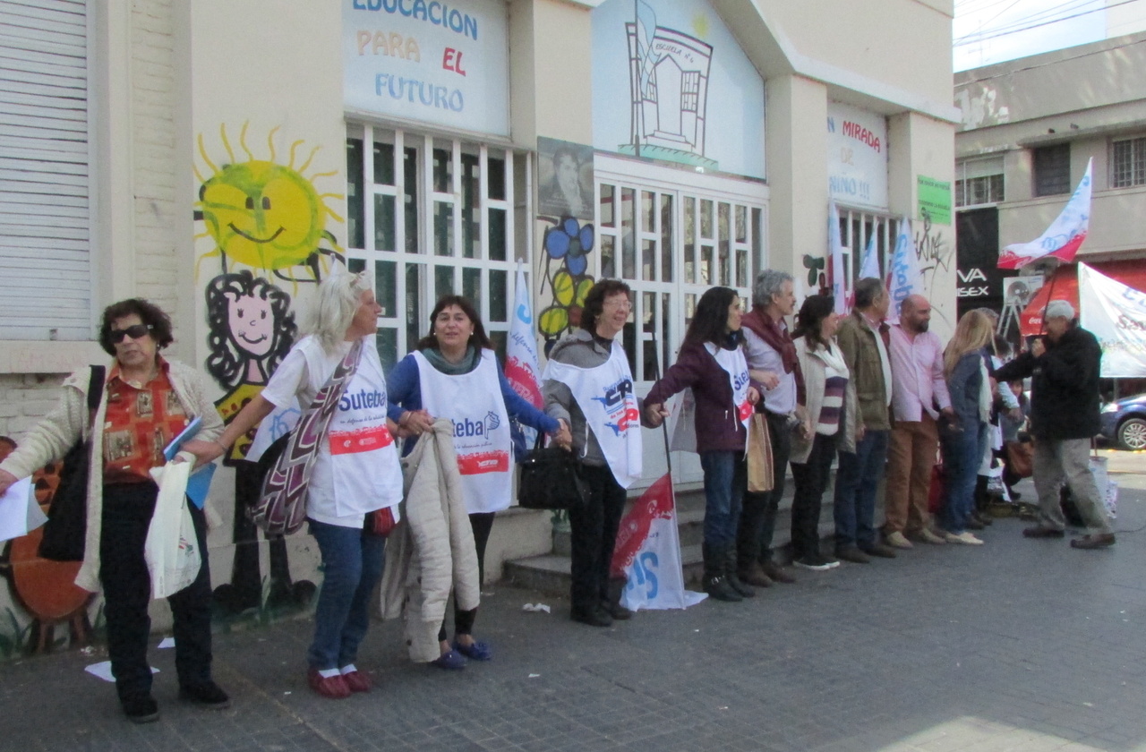 UN ABRAZO PARA DEFENDER LA ESCUELA PÚBLICA
