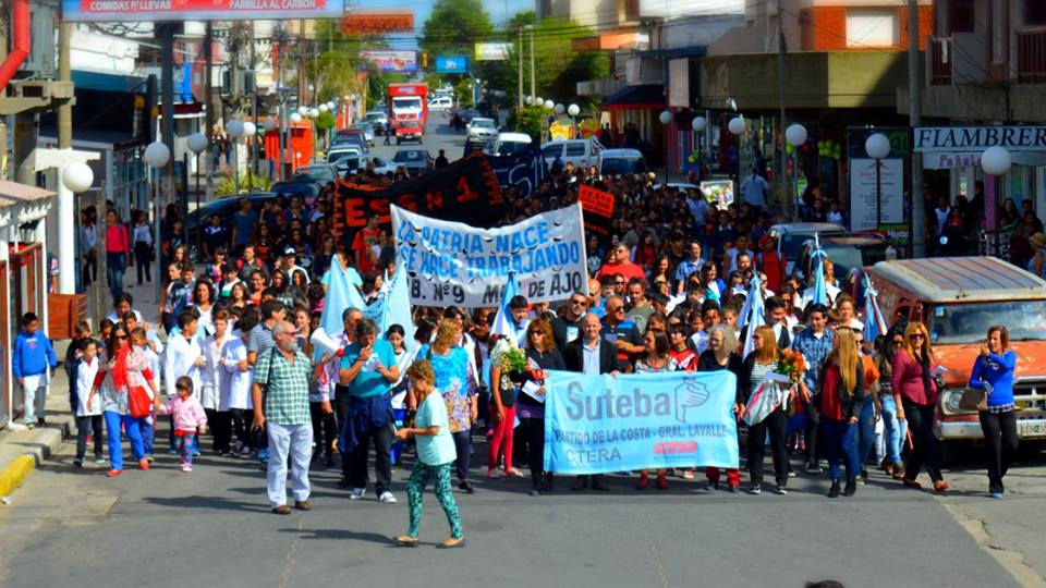 LA COSTA: FLORES AL MAR A 40 AÑOS DEL GOLPE CÍVICO MILITAR