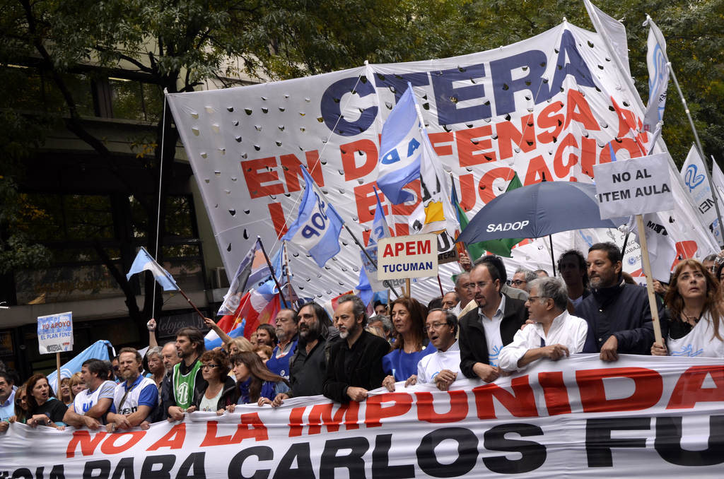 MASIVA MARCHA DE DOCENTES AL MIN. DE EDUCACIÓN