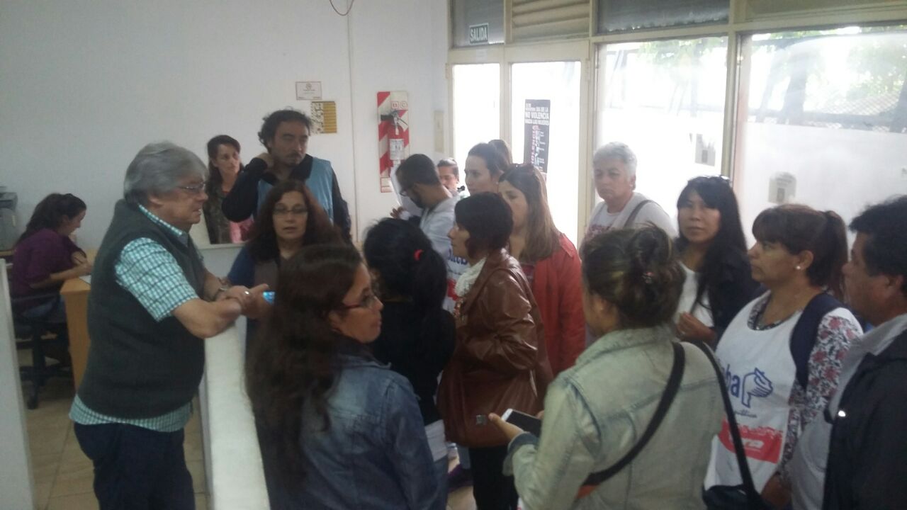 SUTEBA SE MOVILIZÓ PARA RECLAMAR SALARIOS ADEUDADOS