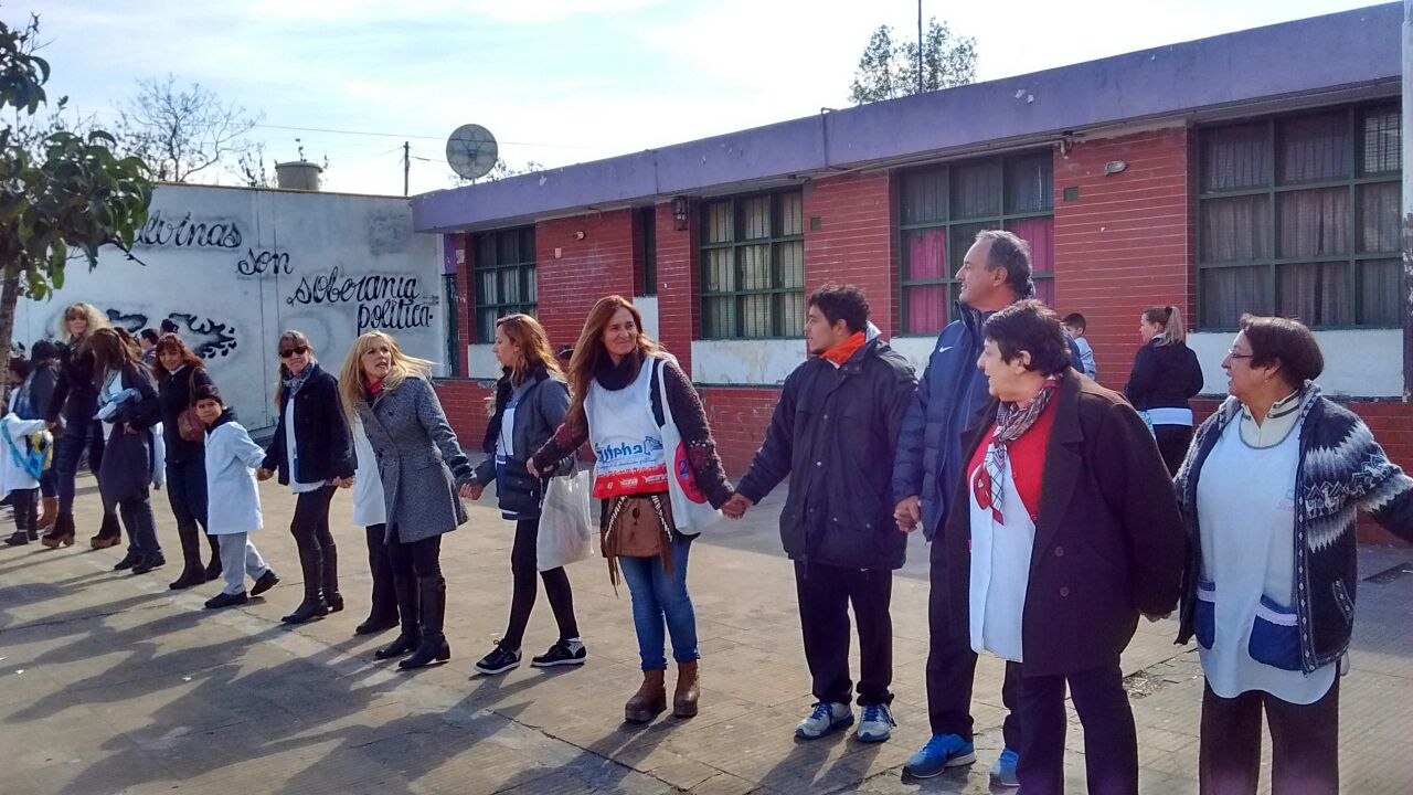 LANÚS: SUTEBA PRESENTE EN EL RECLAMO A LAS AUTORIDADES POR VANDALISMO