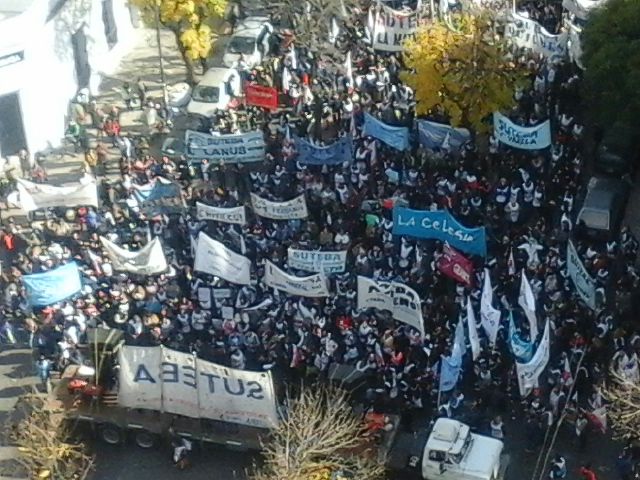 LAS CALLES DE LA PLATA COPADAS <BR />POR LOS TRABAJADORES