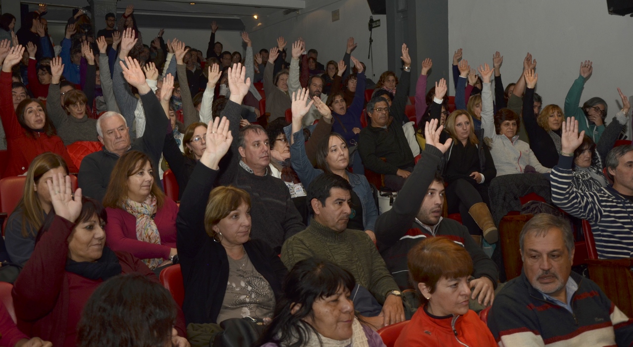 POR AMPLIA MAYORIA, SE PROFUNDIZA EL PLAN DE LUCHA