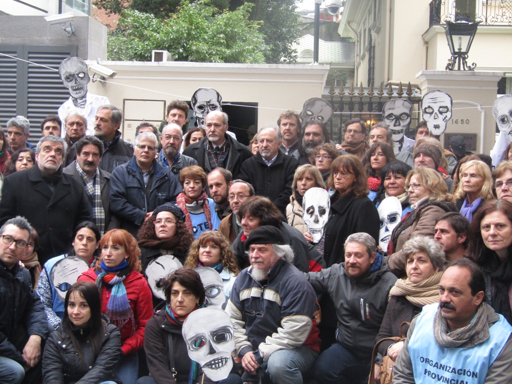 ¡BASTA DE ASESINAR MAESTROS!