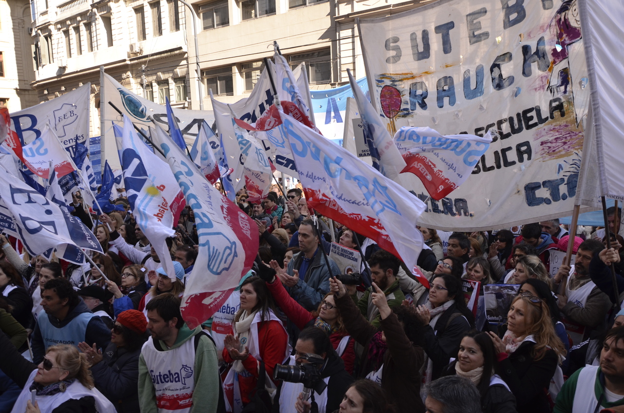 FUERTE CONVOCATORIA DEL FGDB FRENTE A LA CASA DE LA PROVINCIA