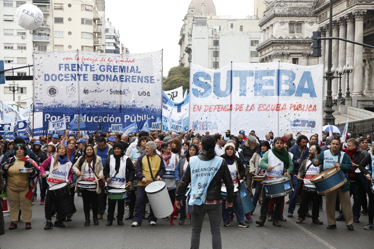 MULTITUDINARIA MOVILIZACIÓN DEL FGDB A LA <BR />CASA DE LA PROVINCIA