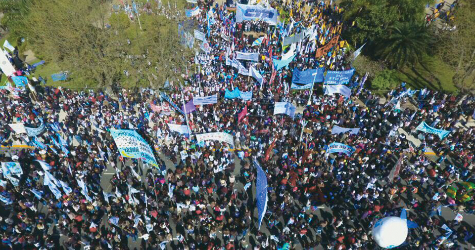 AMPLÍSIMA ADHESIÓN AL PARO Y PARTICIPACIÓN ACTIVA DE LOS DOCENTES EN LA MARCHA FEDERAL