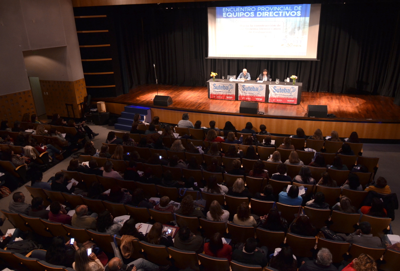EN LA ESCUELA PÚBLICA HAY EQUIPO