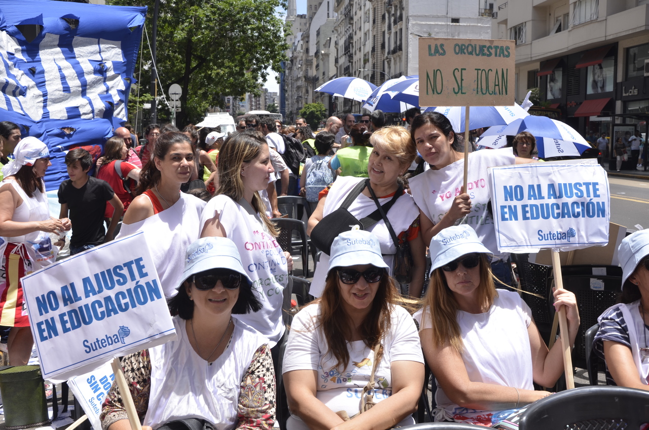 AHORA EN LA CALLE LOS DOCENTES DICEN...