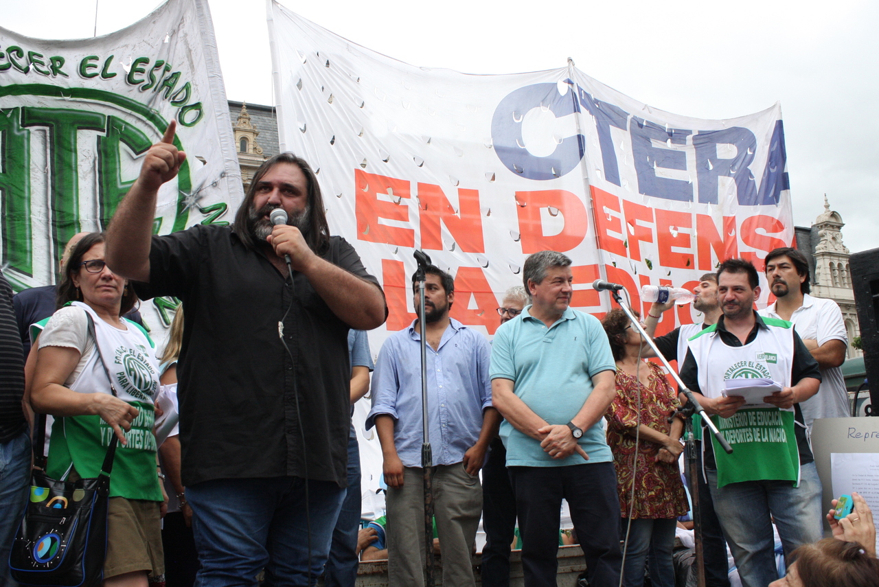 CONTRA LOS DESPIDOS Y LA VIOLENCIA, ABRAZO A LA EDUCACIÓN