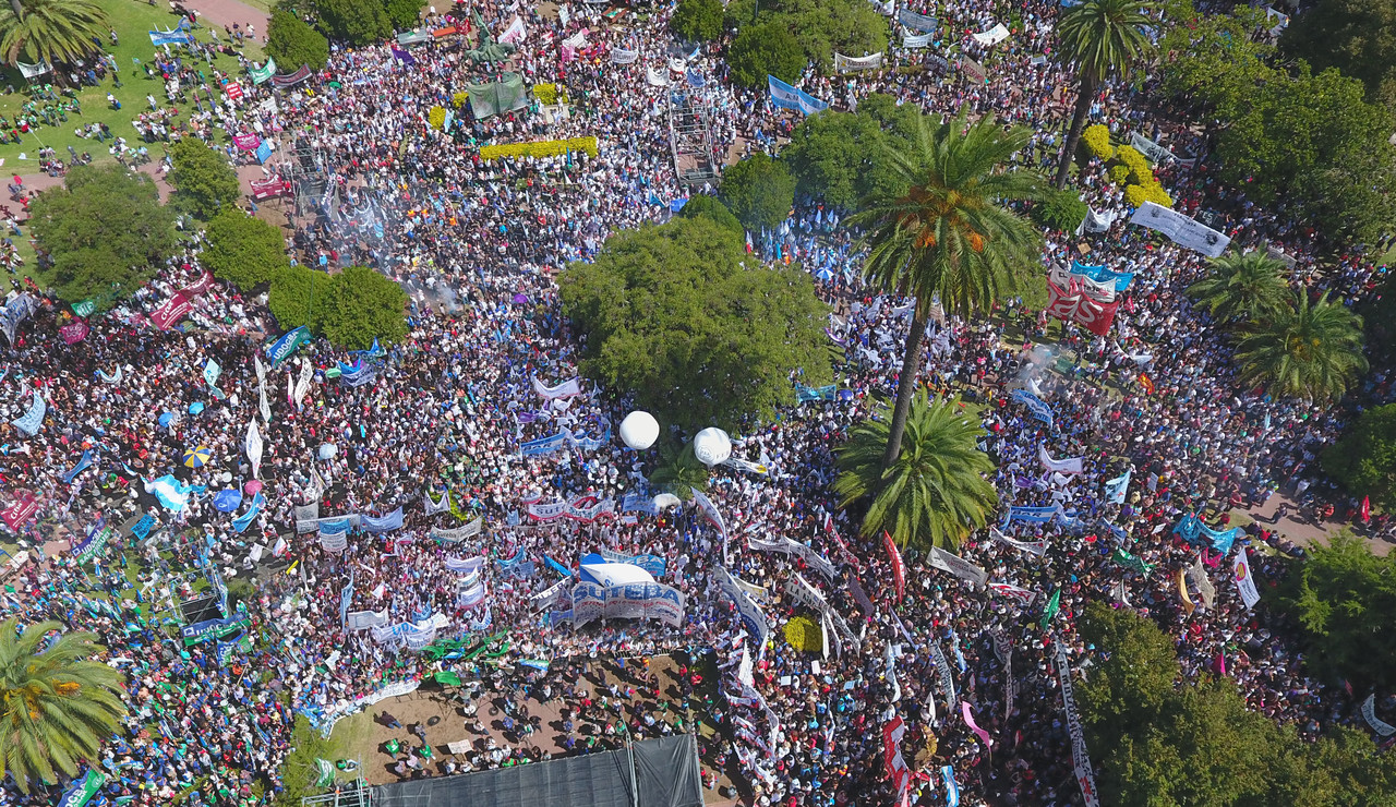 60.000 DOCENTES MARCHARON A CASA DE GOBIERNO